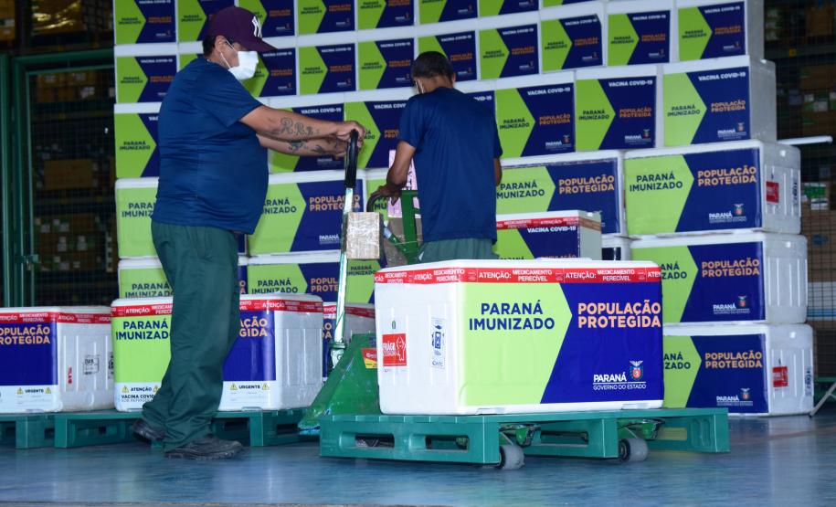Paraná distribui 369,6 mil novas doses e começa a vacinar idosos acima de 70 anos