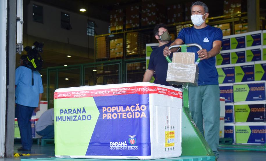 Paraná distribui 369,6 mil novas doses e começa a vacinar idosos acima de 70 anos