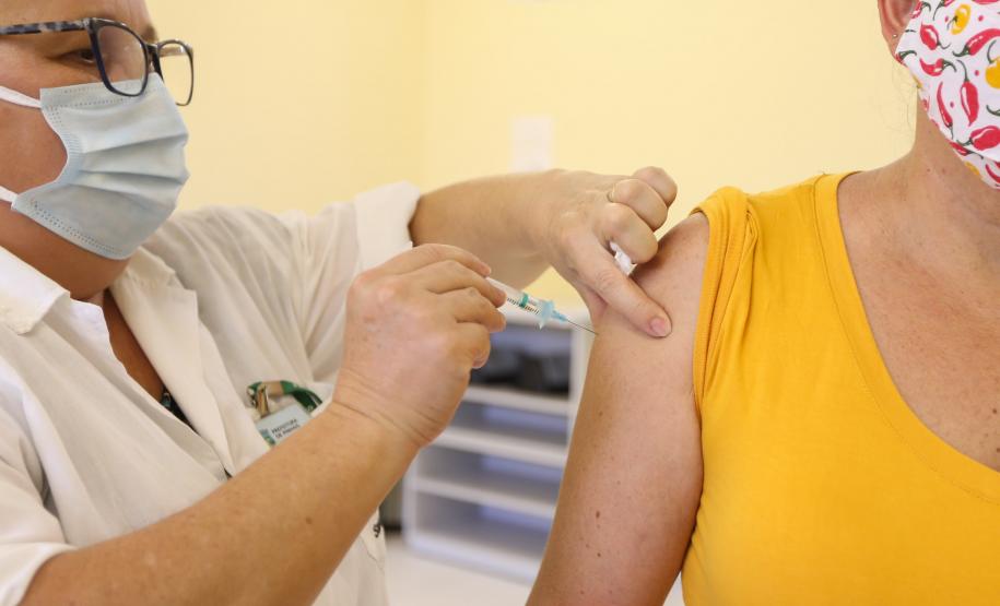 Paraná já vacinou 88,25% dos profissionais de saúde com a 1ª dose