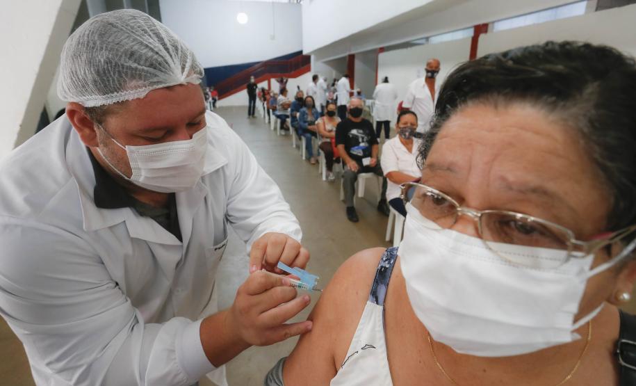 Municípios do Paraná aderem à vacinação de domingo a domingo
