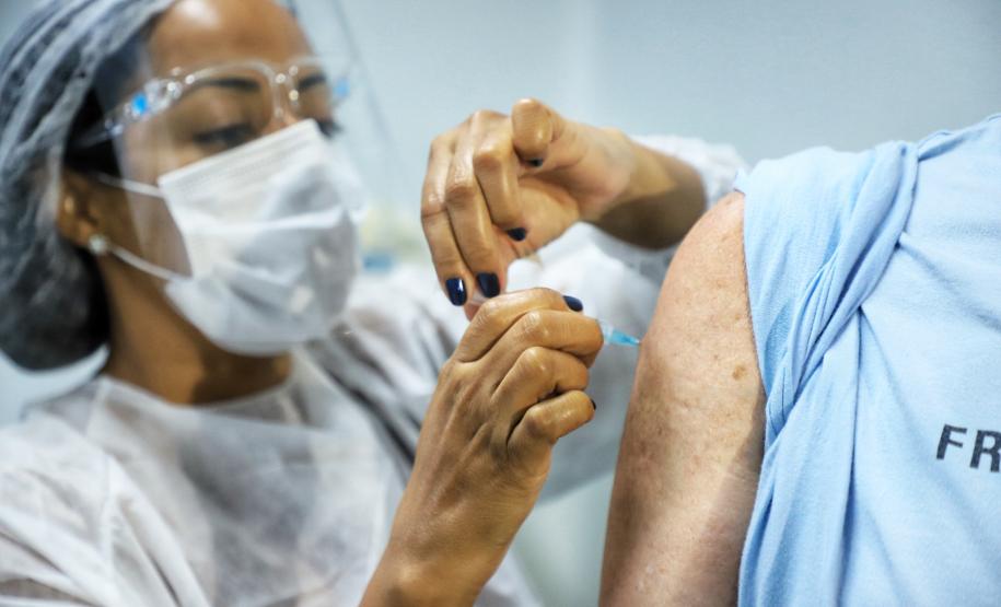 Paraná aplicou 130 mil doses no fim de semana, um quinto de todo o País