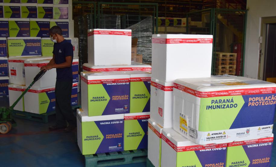 Paraná distribui novo lote e começa a vacinar idosos com mais de 75 anos
