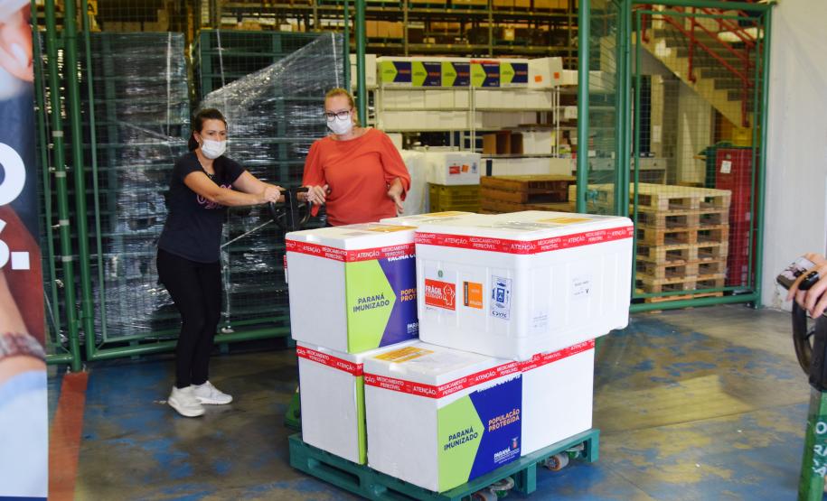 Paraná distribui novo lote e começa a vacinar idosos com mais de 75 anos