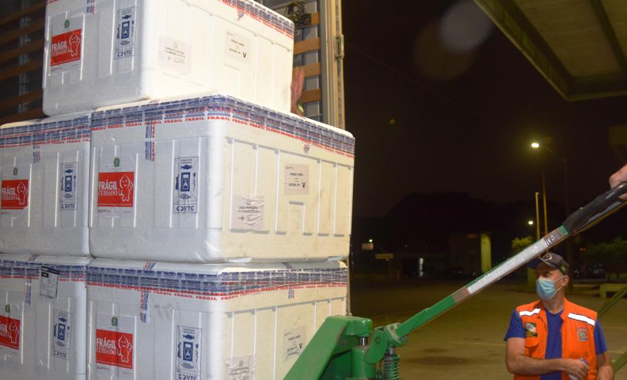 Paraná distribui mais 129,2 mil doses para vacinação de idosos com mais de 75 anos