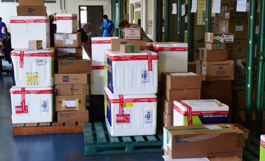 Saúde distribui medicamentos de kit de intubação para 31 hospitais do Paraná