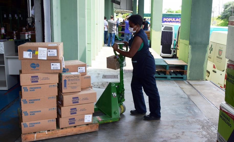 Saúde distribui medicamentos de kit de intubação para 31 hospitais do Paraná