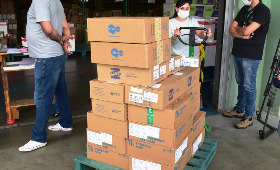 Saúde distribui medicamentos de kit de intubação para 31 hospitais do Paraná