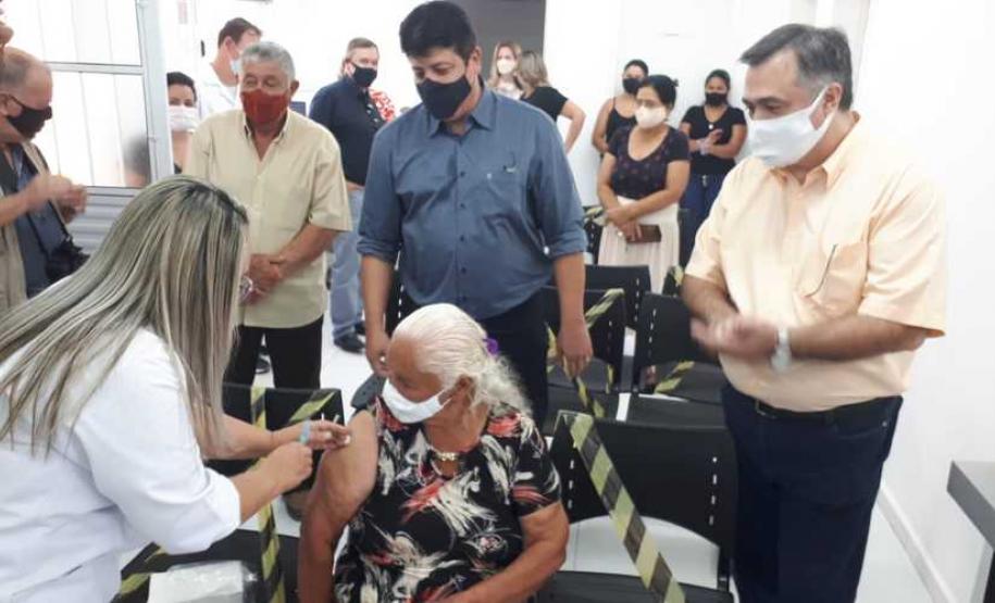 Vacinação contra a Covid-19 em Sertaneja.