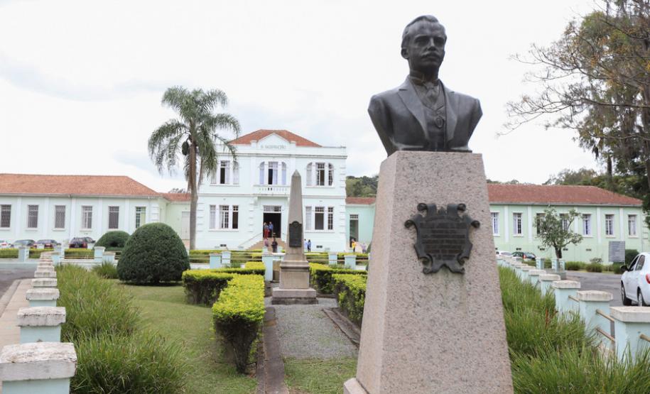 O governador Carlos Massa Ratinho Junior visita nesta quarta-feira (14) o Hospital Regional São Sebastião, na Lapa. A Secretaria de Estado da Saúde disponibiliza seis leitos de UTI no hospital. A unidade já conta com 40 leitos de enfermaria na estratégia de combate à Covid-19.