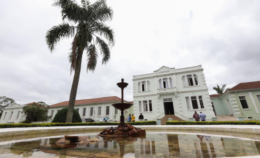 O governador Carlos Massa Ratinho Junior visita nesta quarta-feira (14) o Hospital Regional São Sebastião, na Lapa. A Secretaria de Estado da Saúde disponibiliza seis leitos de UTI no hospital. A unidade já conta com 40 leitos de enfermaria na estratégia de combate à Covid-19.