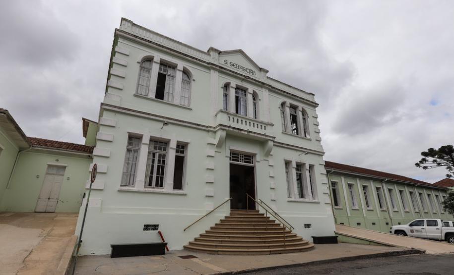 O governador Carlos Massa Ratinho Junior visita nesta quarta-feira (14) o Hospital Regional São Sebastião, na Lapa. A Secretaria de Estado da Saúde disponibiliza seis leitos de UTI no hospital. A unidade já conta com 40 leitos de enfermaria na estratégia de combate à Covid-19.