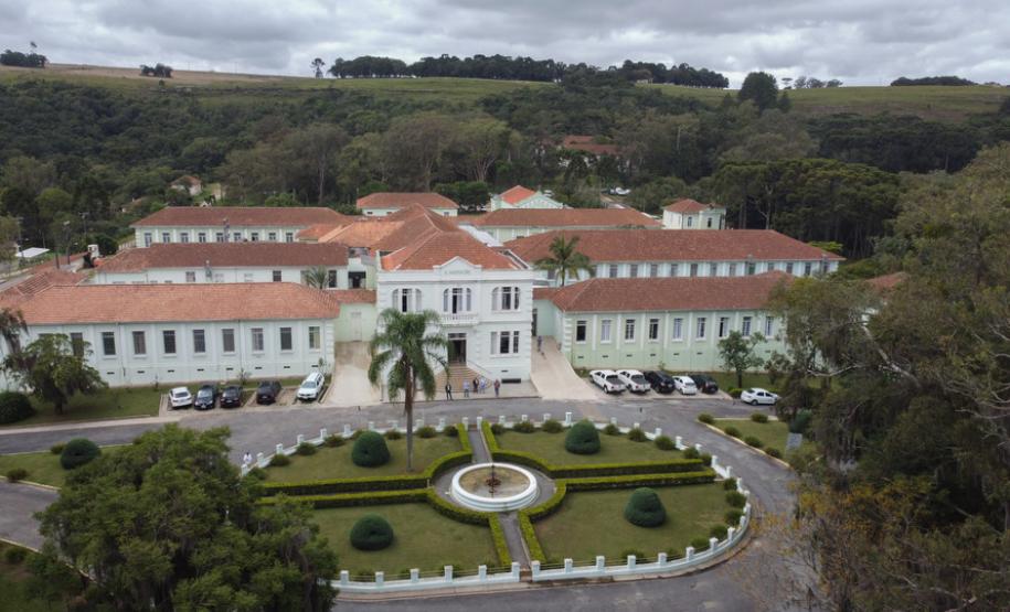 O governador Carlos Massa Ratinho Junior visita nesta quarta-feira (14) o Hospital Regional São Sebastião, na Lapa. A Secretaria de Estado da Saúde disponibiliza seis leitos de UTI no hospital. A unidade já conta com 40 leitos de enfermaria na estratégia de combate à Covid-19.