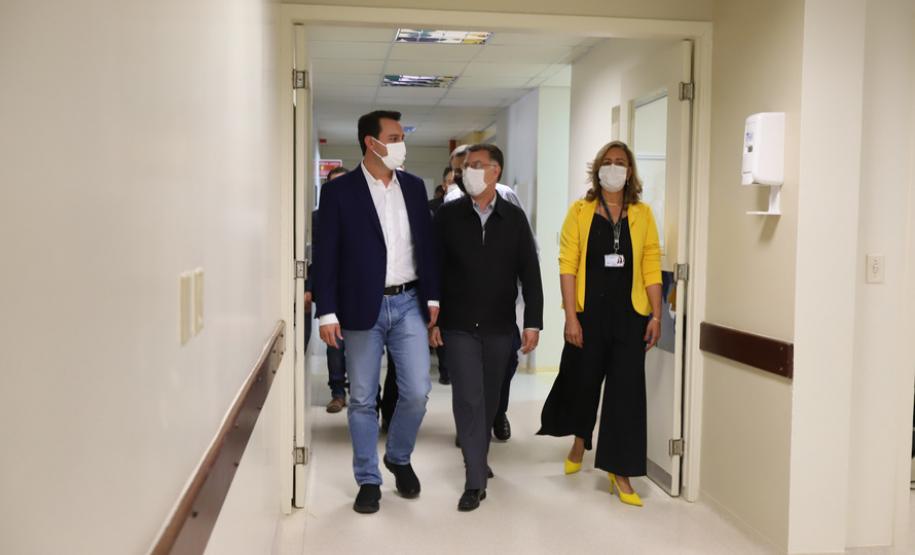 O governador Carlos Massa Ratinho Junior visita nesta quarta-feira (14) o Hospital Regional São Sebastião, na Lapa. A Secretaria de Estado da Saúde disponibiliza seis leitos de UTI no hospital. A unidade já conta com 40 leitos de enfermaria na estratégia de combate à Covid-19.