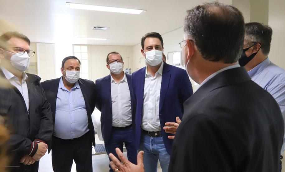 O governador Carlos Massa Ratinho Junior visita nesta quarta-feira (14) o Hospital Regional São Sebastião, na Lapa. A Secretaria de Estado da Saúde disponibiliza seis leitos de UTI no hospital. A unidade já conta com 40 leitos de enfermaria na estratégia de combate à Covid-19.