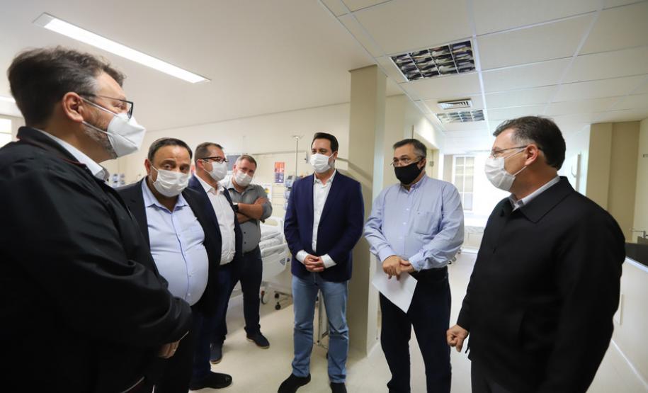 O governador Carlos Massa Ratinho Junior visita nesta quarta-feira (14) o Hospital Regional São Sebastião, na Lapa. A Secretaria de Estado da Saúde disponibiliza seis leitos de UTI no hospital. A unidade já conta com 40 leitos de enfermaria na estratégia de combate à Covid-19.