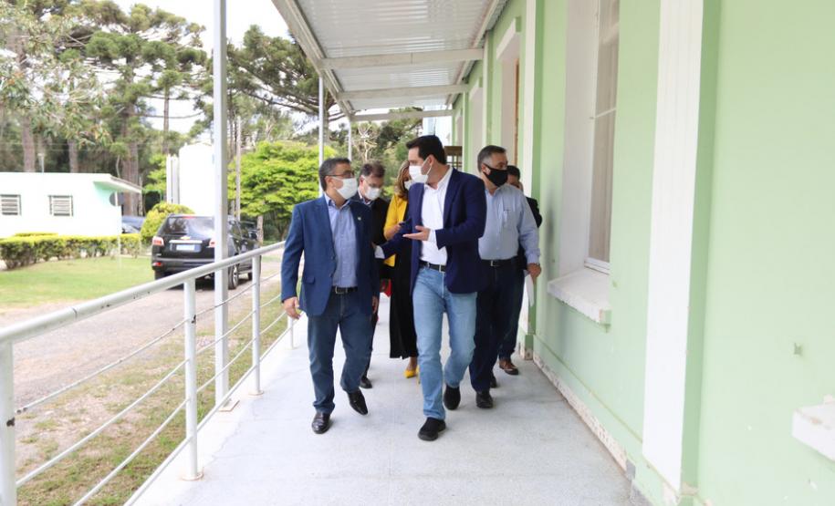 O governador Carlos Massa Ratinho Junior visita nesta quarta-feira (14) o Hospital Regional São Sebastião, na Lapa. A Secretaria de Estado da Saúde disponibiliza seis leitos de UTI no hospital. A unidade já conta com 40 leitos de enfermaria na estratégia de combate à Covid-19.