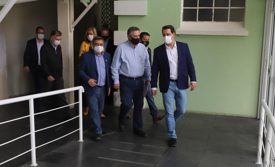 O governador Carlos Massa Ratinho Junior visita nesta quarta-feira (14) o Hospital Regional São Sebastião, na Lapa. A Secretaria de Estado da Saúde disponibiliza seis leitos de UTI no hospital. A unidade já conta com 40 leitos de enfermaria na estratégia de combate à Covid-19.