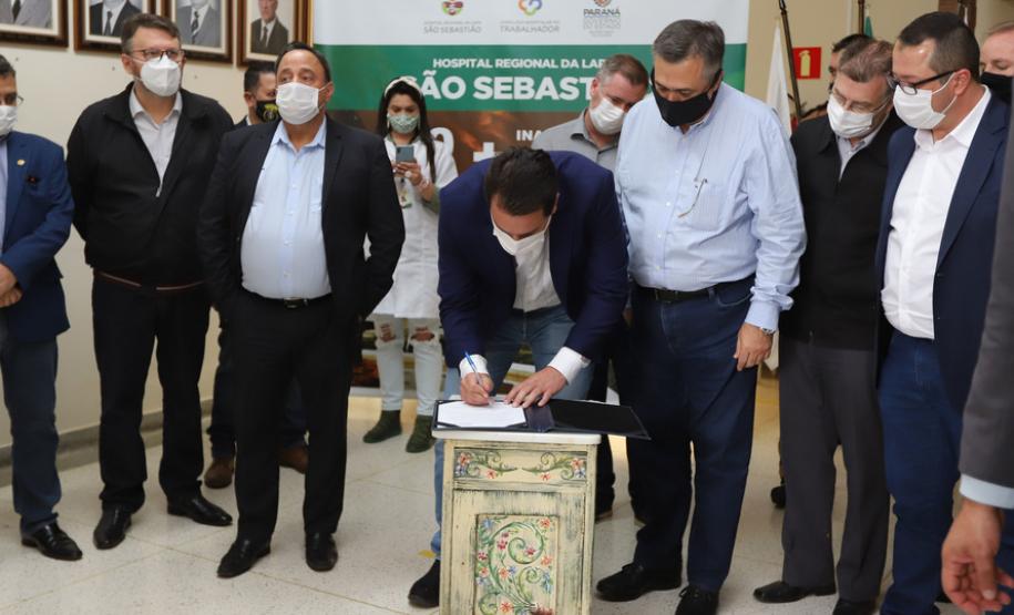 O governador Carlos Massa Ratinho Junior visita nesta quarta-feira (14) o Hospital Regional São Sebastião, na Lapa. A Secretaria de Estado da Saúde disponibiliza seis leitos de UTI no hospital. A unidade já conta com 40 leitos de enfermaria na estratégia de combate à Covid-19.