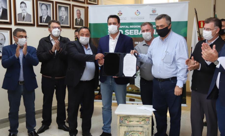 O governador Carlos Massa Ratinho Junior visita nesta quarta-feira (14) o Hospital Regional São Sebastião, na Lapa. A Secretaria de Estado da Saúde disponibiliza seis leitos de UTI no hospital. A unidade já conta com 40 leitos de enfermaria na estratégia de combate à Covid-19.