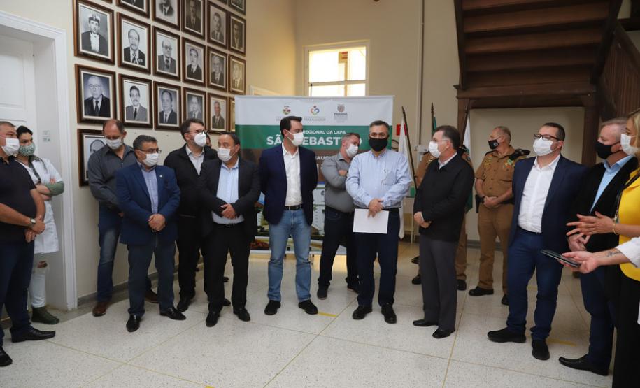 O governador Carlos Massa Ratinho Junior visita nesta quarta-feira (14) o Hospital Regional São Sebastião, na Lapa. A Secretaria de Estado da Saúde disponibiliza seis leitos de UTI no hospital. A unidade já conta com 40 leitos de enfermaria na estratégia de combate à Covid-19.