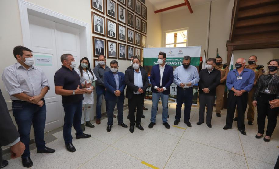 O governador Carlos Massa Ratinho Junior visita nesta quarta-feira (14) o Hospital Regional São Sebastião, na Lapa. A Secretaria de Estado da Saúde disponibiliza seis leitos de UTI no hospital. A unidade já conta com 40 leitos de enfermaria na estratégia de combate à Covid-19.