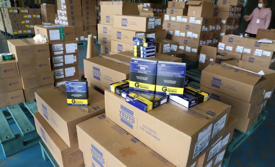 A Secretaria Estadual de Saúde distribui, nesta sexta-feira (16), seu maior lote de medicamentos que integram o chamado kit intubação, utilizado na intubação de pacientes com quadros graves de Covid-19, desde do início da pandemia. Destinados a todas as Regionais do Paraná, a remessa totaliza 319.050 ampolas de medicamentos, divididos entre bloqueadores neuromusculares, sedativos e analgésicos. -  Curitiba, 16/04/2021