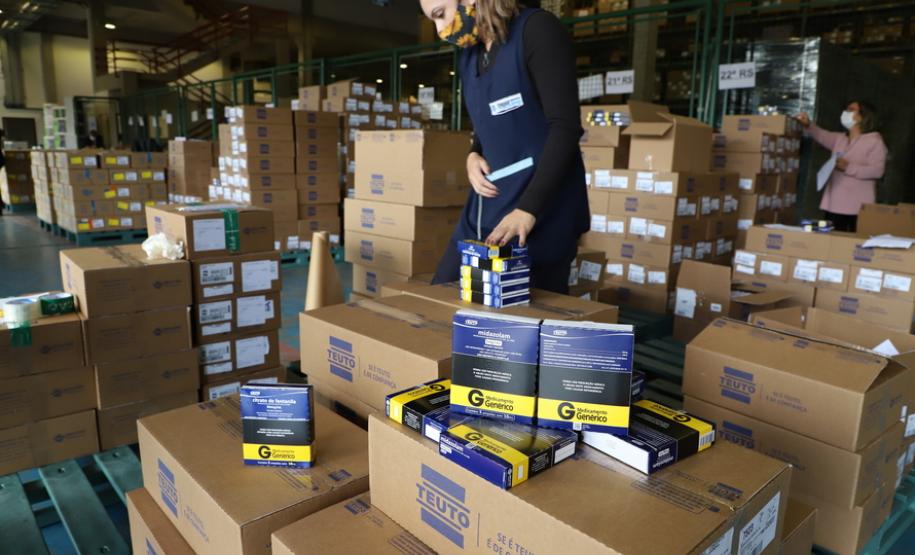 A Secretaria Estadual de Saúde distribui, nesta sexta-feira (16), seu maior lote de medicamentos que integram o chamado kit intubação, utilizado na intubação de pacientes com quadros graves de Covid-19, desde do início da pandemia. Destinados a todas as Regionais do Paraná, a remessa totaliza 319.050 ampolas de medicamentos, divididos entre bloqueadores neuromusculares, sedativos e analgésicos. -  Curitiba, 16/04/2021