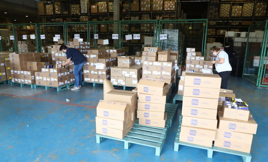 A Secretaria Estadual de Saúde distribui, nesta sexta-feira (16), seu maior lote de medicamentos que integram o chamado kit intubação, utilizado na intubação de pacientes com quadros graves de Covid-19, desde do início da pandemia. Destinados a todas as Regionais do Paraná, a remessa totaliza 319.050 ampolas de medicamentos, divididos entre bloqueadores neuromusculares, sedativos e analgésicos. -  Curitiba, 16/04/2021