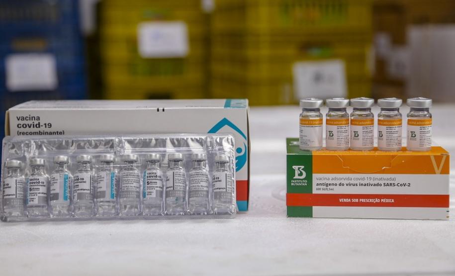 08.04.2021 - Governador Carlos Massa Ratinho Junior com Secretário da saúde Beto Preto distribuição 12 lote de vacinas no Paraná