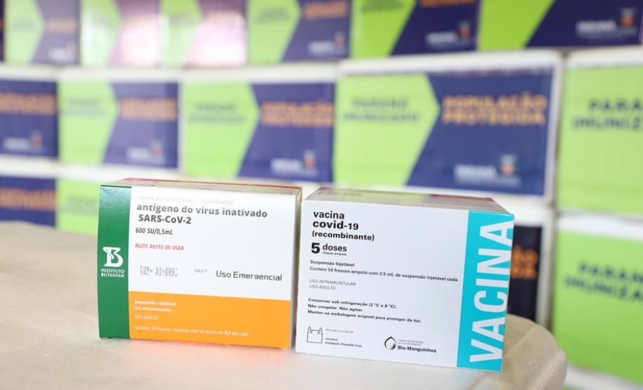 O Governo do Estado receu neste sábado (20),  mais 240.450 doses de vacinas contra o coronavírus. São 234.200 doses da Coronavac, produzida pela Sinovac e Instituto Butantan, e 6.250 do imunizante desenvolvido pela Universidade de Oxford/AstraZeneca, parte do primeiro lote fabricado pela Fundação Oswaldo Cruz (Fiocruz).  -  Curitiba, 20/03/2021