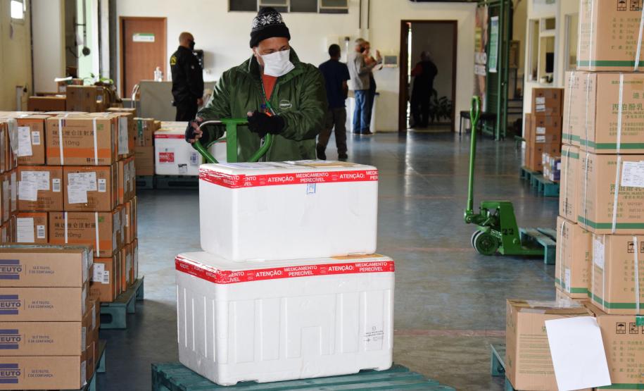 Estado distribui mais 205 mil vacinas contra a Covid-19; veja divisão por regional