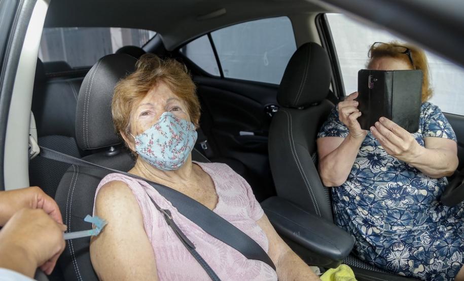Em ritmo acelerado no processo de aplicação da vacina contra a Covid-19, 63 municípios do Paraná já começaram a imunizar pessoas a partir de 60 anos. Foto: Gilson Abreu/AEN