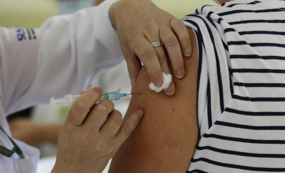 Em ritmo acelerado no processo de aplicação da vacina contra a Covid-19, 63 municípios do Paraná já começaram a imunizar pessoas a partir de 60 anos. Foto: Gilson Abreu/AEN