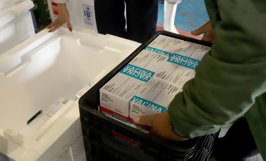 Vacinas da Pfizer e da AstraZeneca/Fiocruz chegam ao Estado nesta segunda