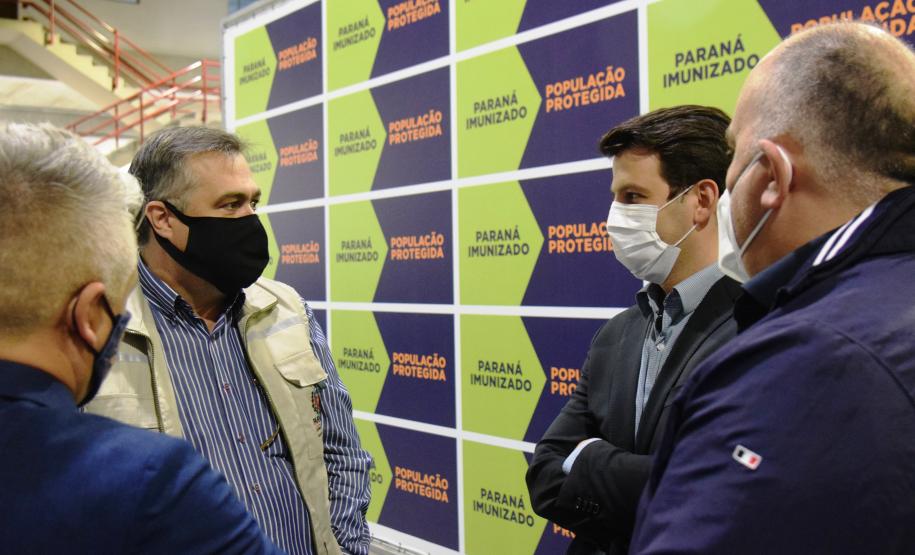 Primeiro lote com vacinas da Pfizer chega ao Paraná; doses ficarão no Cemepar até quarta