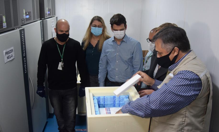 Primeiro lote com vacinas da Pfizer chega ao Paraná; doses ficarão no Cemepar até quarta
