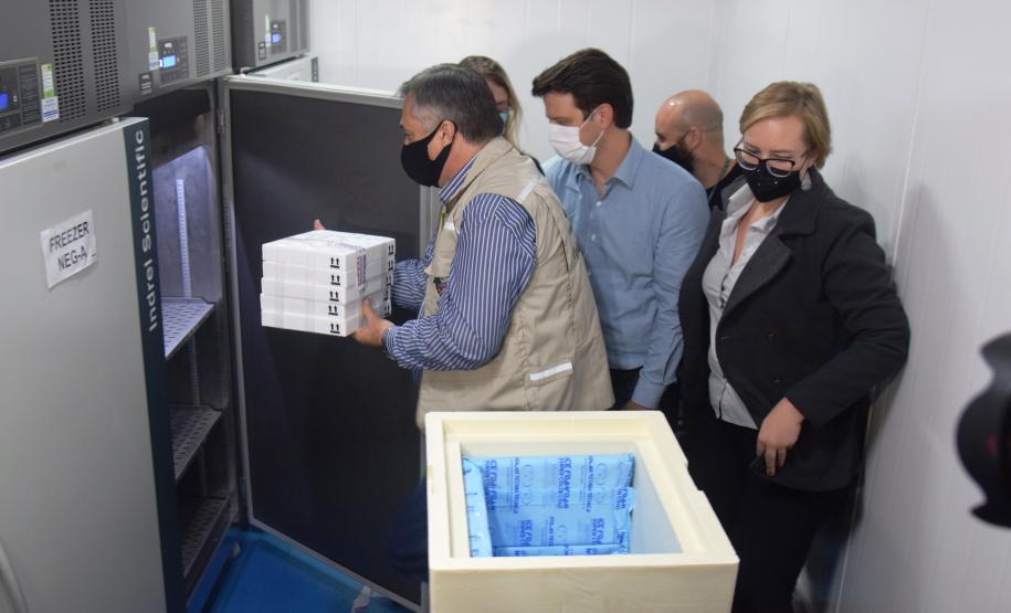 Primeiro lote com vacinas da Pfizer chega ao Paraná; doses ficarão no Cemepar até quarta