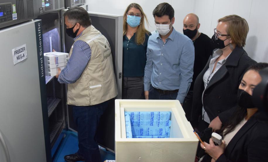 Primeiro lote com vacinas da Pfizer chega ao Paraná; doses ficarão no Cemepar até quarta