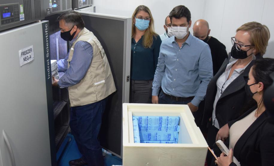 Primeiro lote com vacinas da Pfizer chega ao Paraná; doses ficarão no Cemepar até quarta