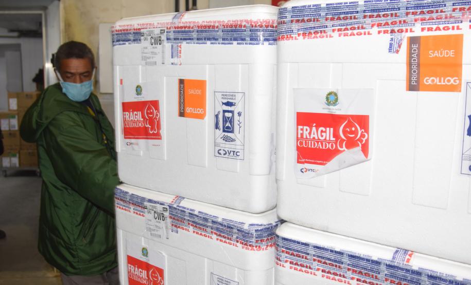 Mais 242 mil vacinas contra a Covid-19 chegam ao Paraná
