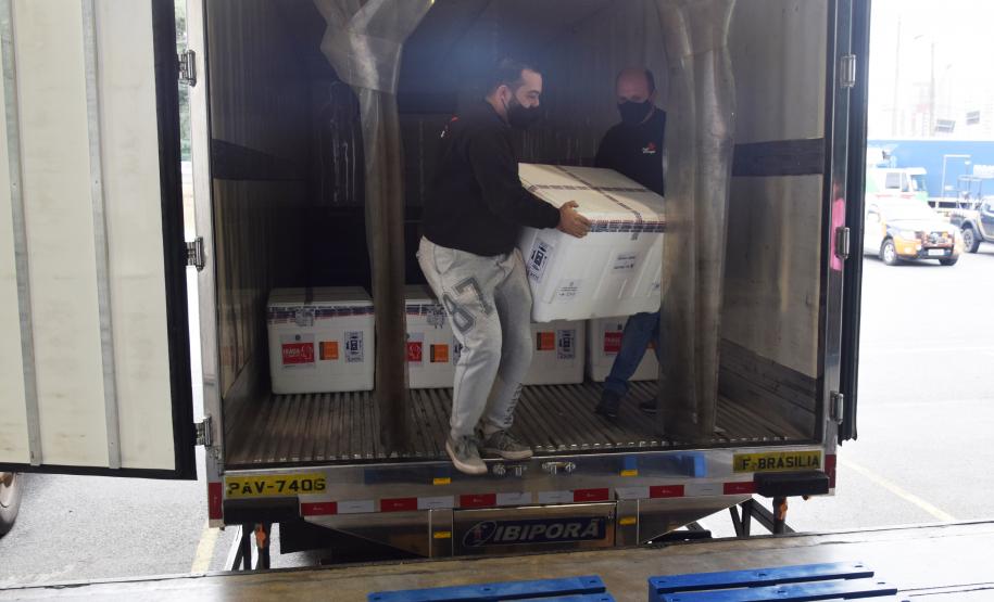 Paraná recebe novas doses da Coronavac e inicia logística para distribuir 367 mil vacinas