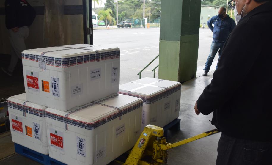 Paraná recebe novas doses da Coronavac e inicia logística para distribuir 367 mil vacinas