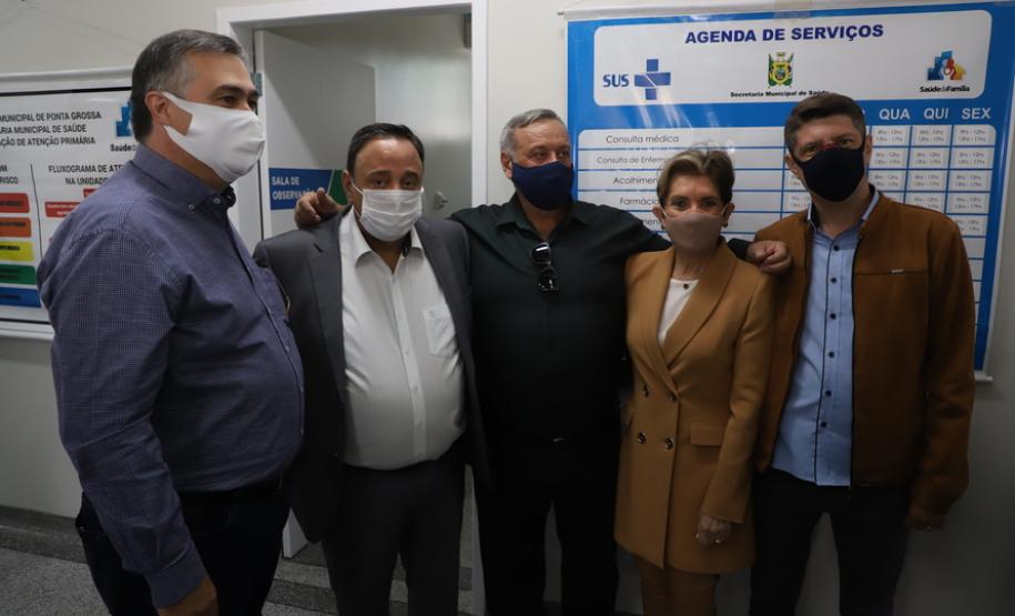 O Governo do Estado inaugurou uma nova Unidade Básica de Saúde (UBS) no município de Ponta Grossa nesta terça-feira (11). A obra possui um investimento de R$ 750 mil de repasse estadual. O secretário de Estado da Saúde, Beto Preto, esteve presente na inauguração e falou sobre a importância desta obra para a população. - Ponta Grossa, 11/05/2021
