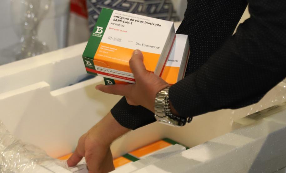 Paraná recebe 62 mil vacinas da Coronavac nesta sexta para ajustes na imunização