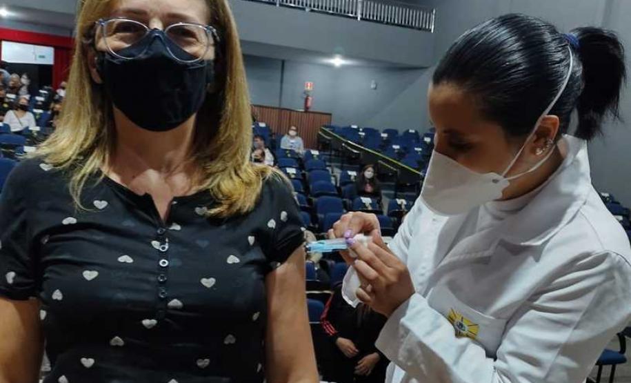 Paraná ultrapassa 1,4 mil trabalhadores da educação vacinados contra a Covid-19
