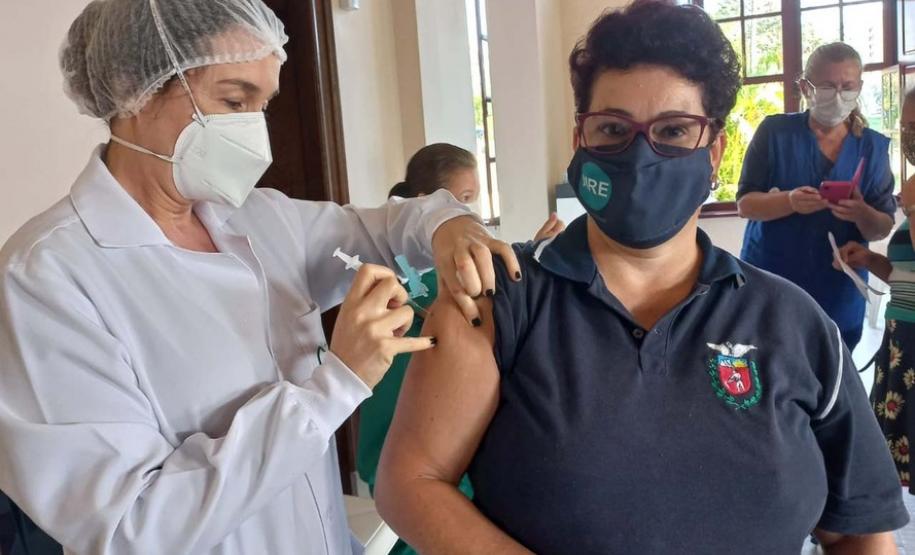 Paraná ultrapassa 1,4 mil trabalhadores da educação vacinados contra a Covid-19