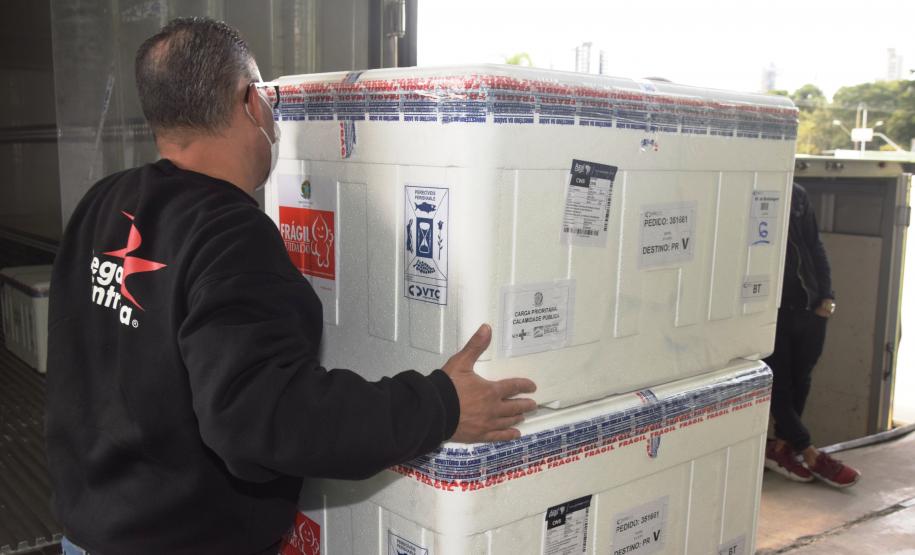 A 17ª pauta de distribuição de vacinas contra a Covid-19 do Ministério da Saúde foi ajustada com a inclusão de mais doses do imunizante CoronaVac da parceria entre Sinovac e Instituto Butantan. O Paraná recebeu mais 62 mil doses da vacina nesta sexta-feira (14).