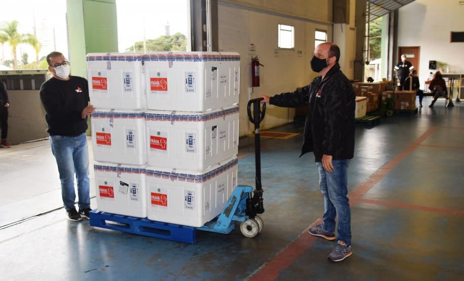 A 17ª pauta de distribuição de vacinas contra a Covid-19 do Ministério da Saúde foi ajustada com a inclusão de mais doses do imunizante CoronaVac da parceria entre Sinovac e Instituto Butantan. O Paraná recebeu mais 62 mil doses da vacina nesta sexta-feira (14).