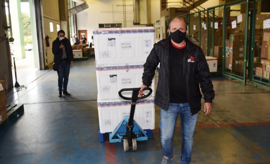 A 17ª pauta de distribuição de vacinas contra a Covid-19 do Ministério da Saúde foi ajustada com a inclusão de mais doses do imunizante CoronaVac da parceria entre Sinovac e Instituto Butantan. O Paraná recebeu mais 62 mil doses da vacina nesta sexta-feira (14).