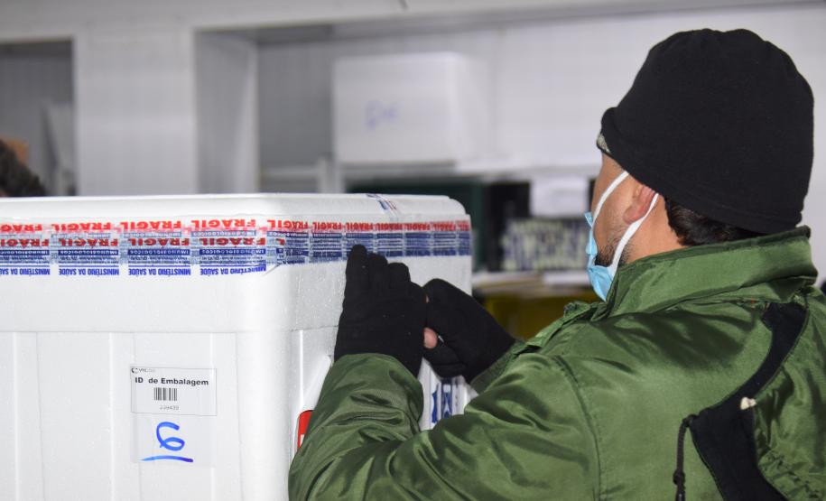 A 17ª pauta de distribuição de vacinas contra a Covid-19 do Ministério da Saúde foi ajustada com a inclusão de mais doses do imunizante CoronaVac da parceria entre Sinovac e Instituto Butantan. O Paraná recebeu mais 62 mil doses da vacina nesta sexta-feira (14).